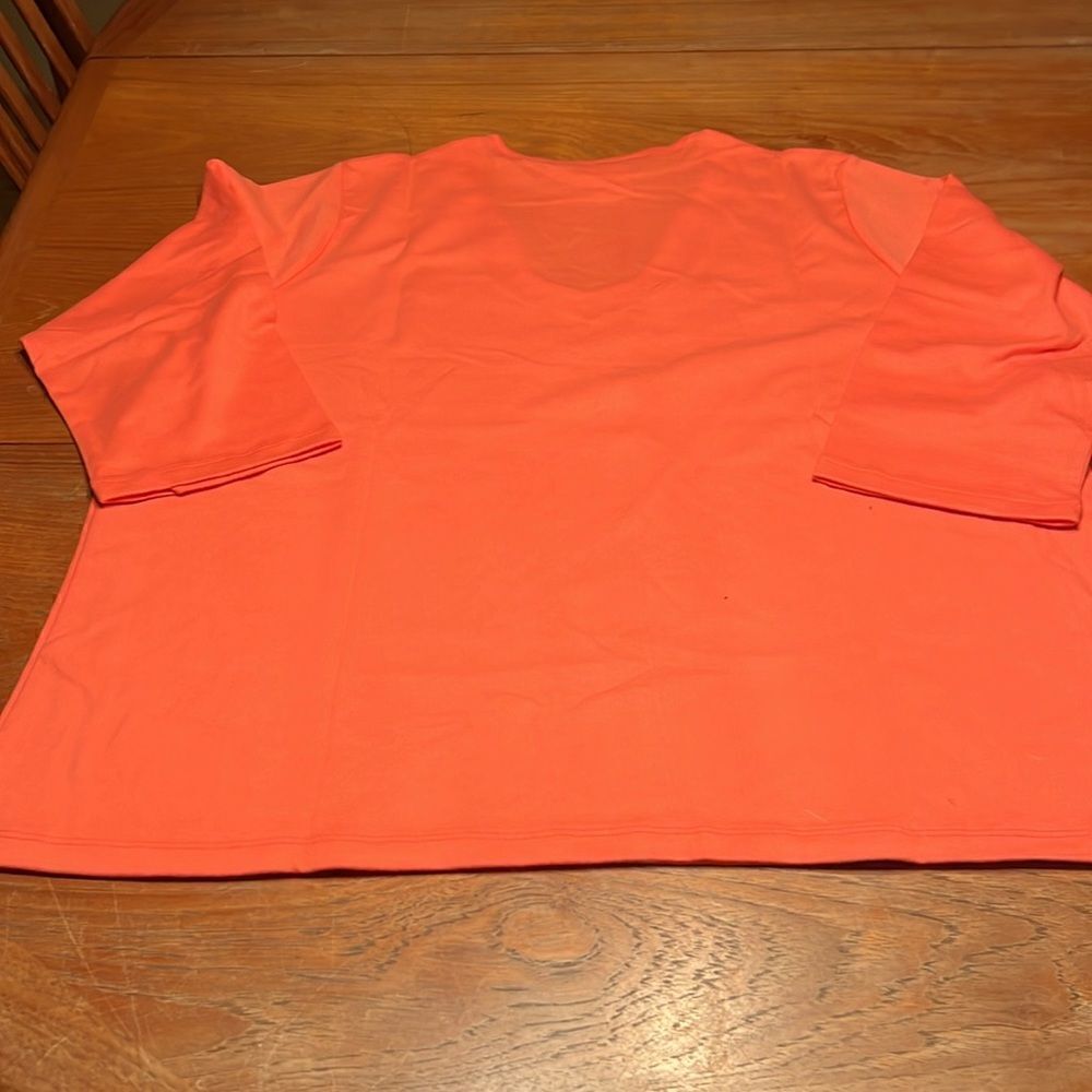 Norm Thompson v-neck top‎ - Picture 4 of 5